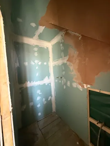 Moisture-resistant boarding fitted and joints filled before plastering
